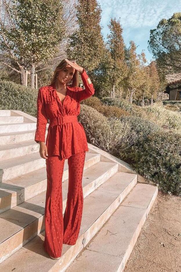 ¿Invitada de traje? María Pombo apuesta por uno para una boda y triunfa