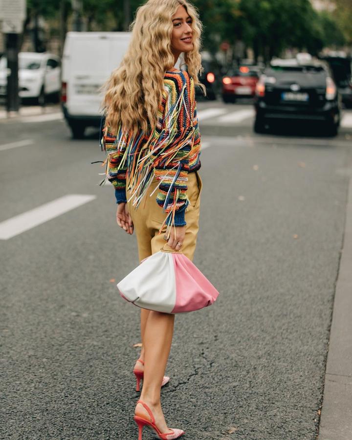 Emili Sindlev, la estilista que se ha convertido en la nueva Carrie Bradshaw