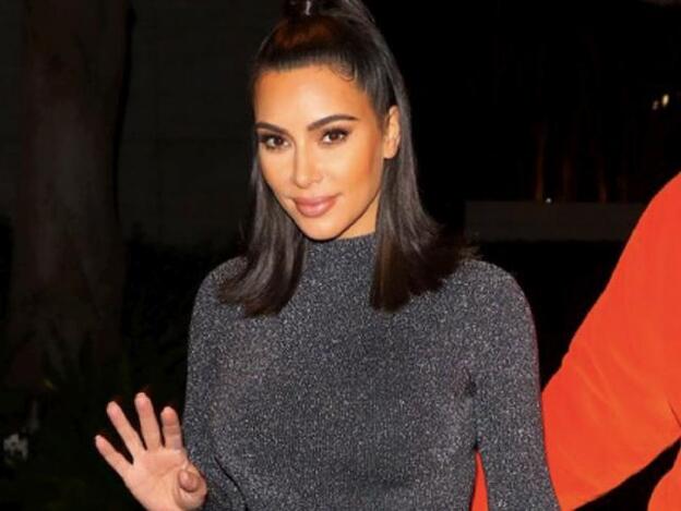 El truco de Kim Kardashian para convertir unos vaqueros negros en un look de fiesta perfecto