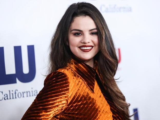 El vestido de terciopelo naranja de Selena Gómez que inspirará nuestros looks de fiesta para Navidad y Nochevieja