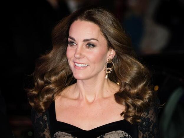 Kate Middleton estrena el vestido de fiesta con el escote más favorecedor ajena a los escándalos y polémicas de la Familia Real británica