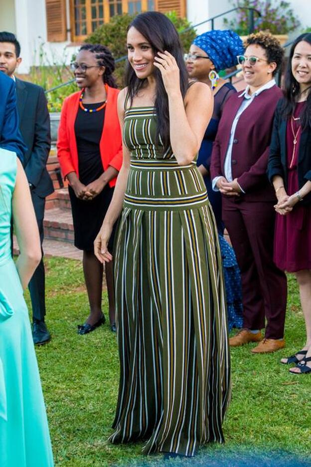 En un reciente viaje a África, Meghan Markle recuperó este vestido premamá de Martin Grant que lució al incio de su embarazo.