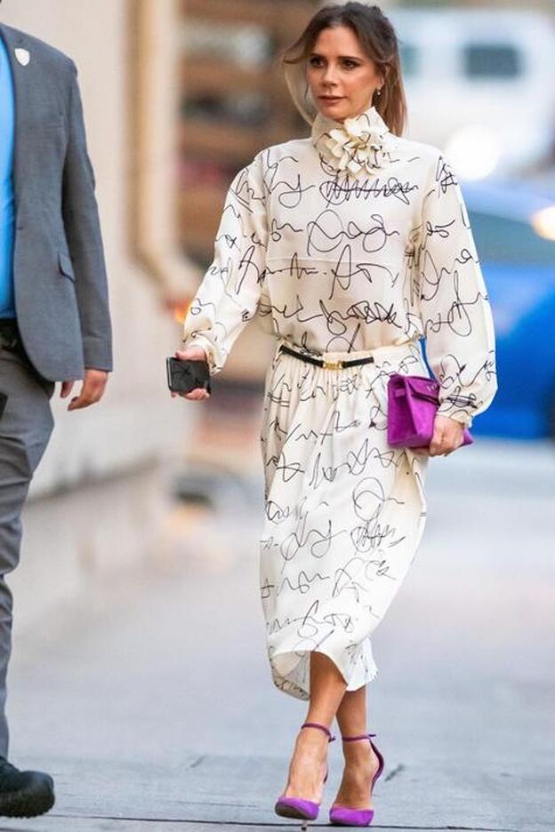 Victoria Beckham apuesta por los complementos en color y hemos encontrado cuatro ideales para intentar parecernos a ella