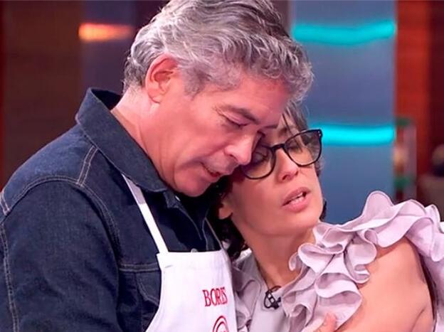 Boris y Valentina Izaguirre reconciliándose en el plató de 'MasterChef Celebrity'. Pincha sobre la foto para ver todos los famosos que comenzaron esta edición del 'talent' de cocina./tve.