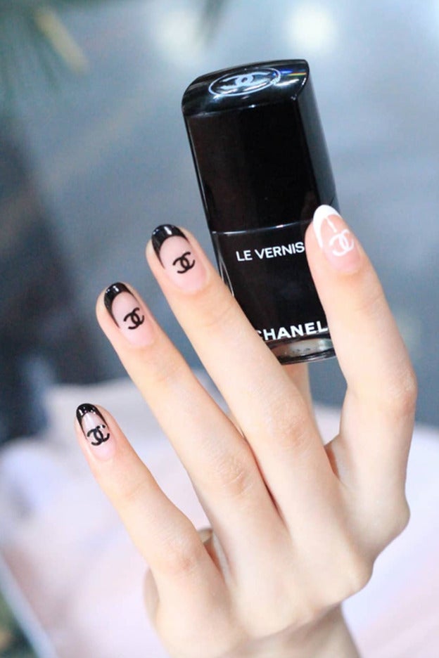 La logomanía llega a las uñas: así se lleva la tendencia más cool en manicura