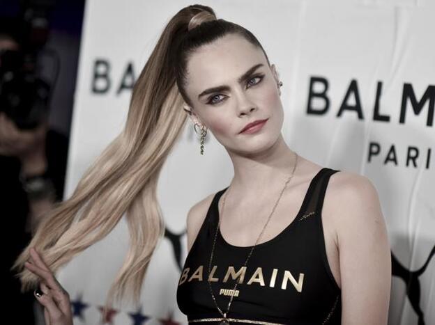 Cara Delevingne confirma que vuelve la tendencia imposible de las medias por encima del pantalón