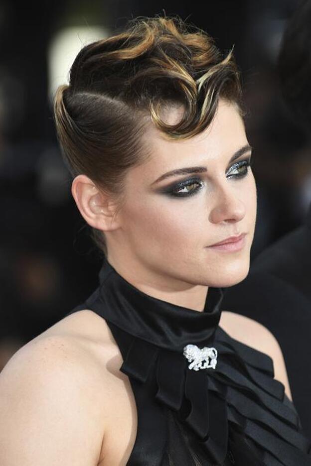 El largo de la zona superior del pelo de Kristen Stewart permite lograr acabados sofisticados.