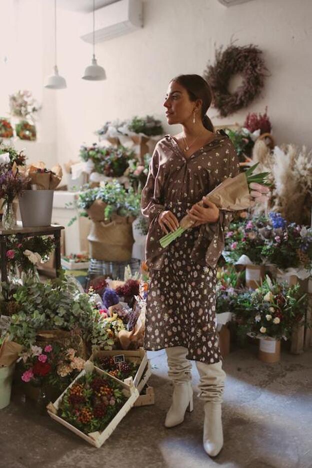 Paula Ordovás nos ha enamorado con este look romántico con botas blancas