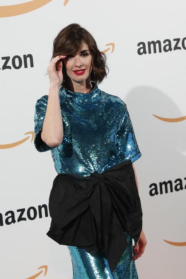 Paz Vega lleva el look más cool de la semana: lentejuelas azules con botas rojas