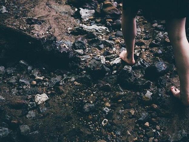 Earthing: Los beneficios de volver a conectar con la tierra