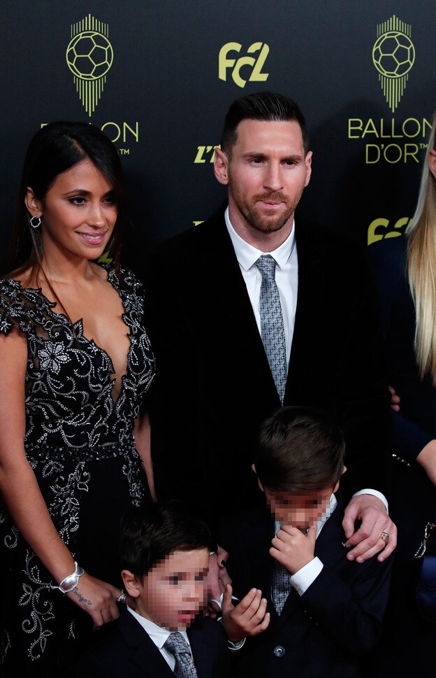 Leo Messi posó con su mujer y con dos de sus tres hijos en la gala del Balón de Oro 2019.