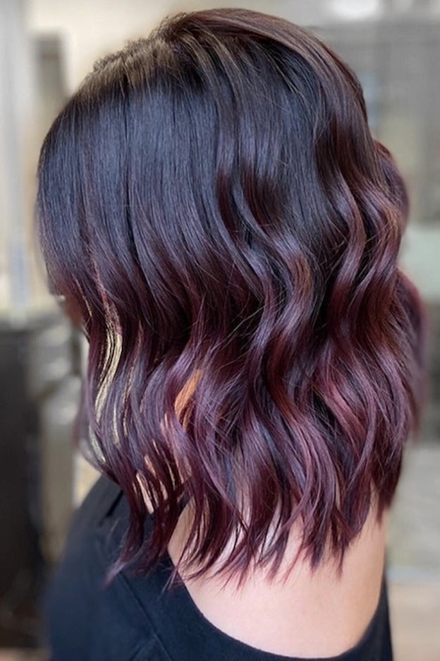 Dale luz a tu melena castaña con las mechas de moda: Raspberry Bourbon