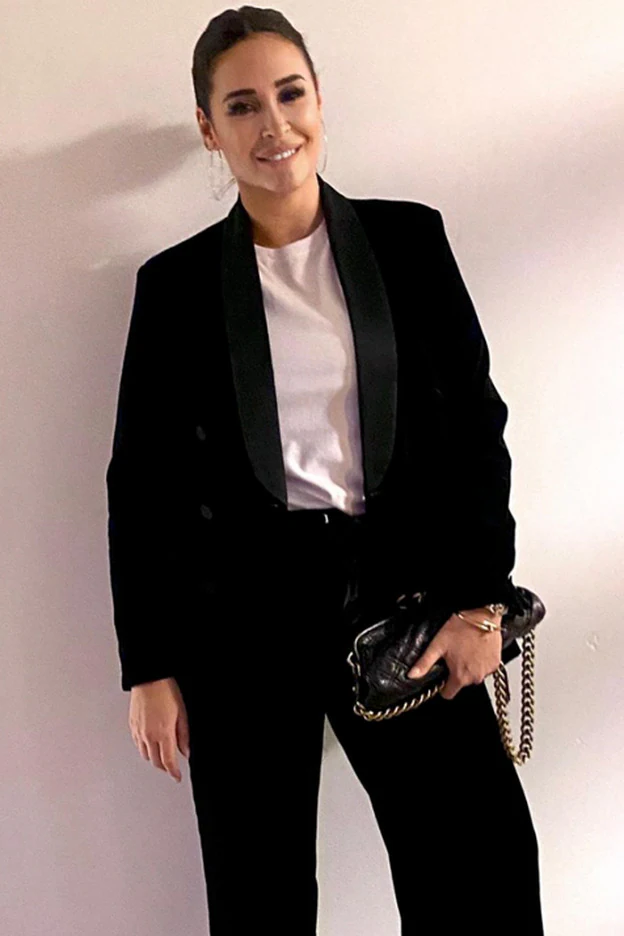 Vicky Martín Berrocal lleva el look que triunfa siempre: traje negro y  camiseta blanca | Mujer Hoy