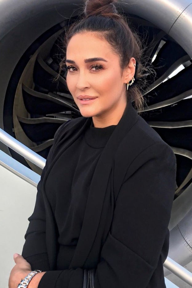 Vicky Martín Berrocal lleva el look que triunfa siempre: traje negro y camiseta blanca