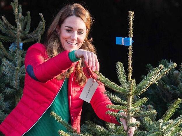Cuatro plumíferos rojos para copiar el estilo más desenfadado de Kate Middleton