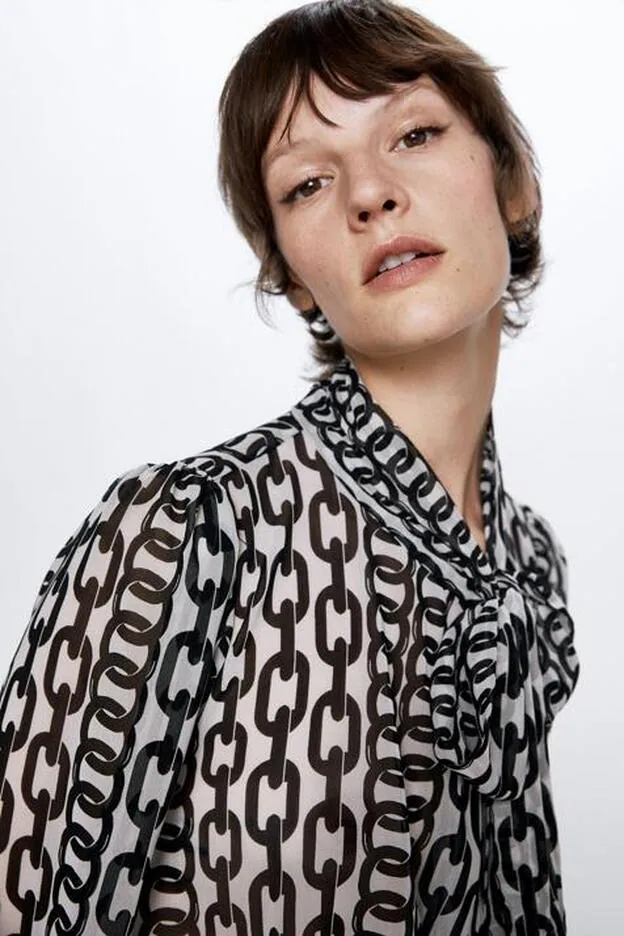Resplandor Cuna mayoria Zara tiene la blusa con cadenas que vas a querer ponerte con todos tus  outfits | Mujer Hoy