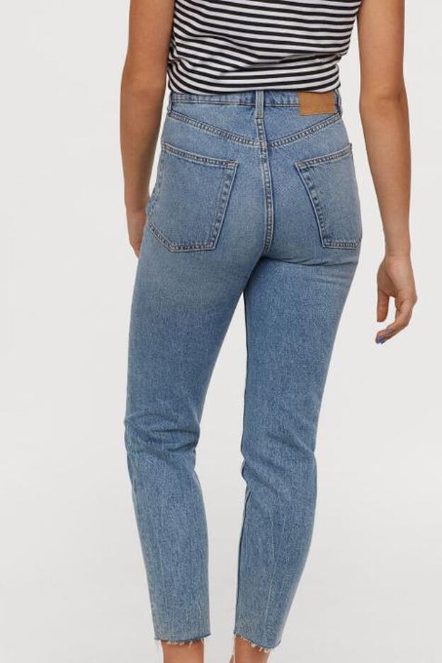 Estos vaqueros de H&M por menos de 25 euros estilizan tu figura (sea cual sea tu talla)