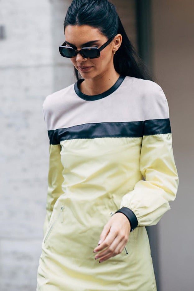 Sabemos dónde puedes encontrar la camiseta con hombreras que marca la diferencia