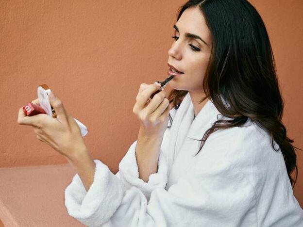 Elena Furiase nos enseña cómo se hace el maquillaje natural preferido de las mujeres de su familia