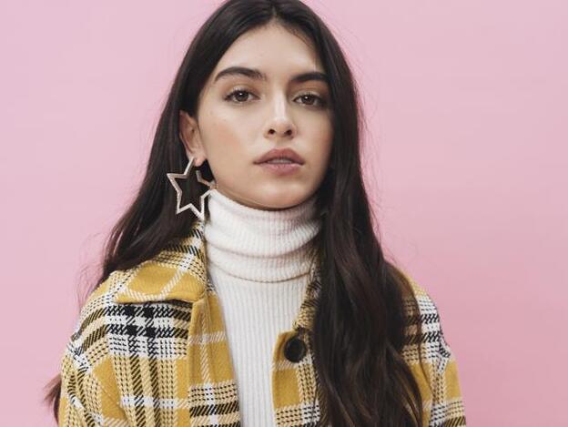 Lucía Rivera demuestra que el pantalón vinilo de Bershka es perfecto para llevar de día y de noche