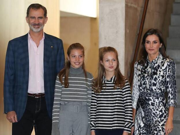 La foto familiar con la que los Reyes felicitan la Navidad