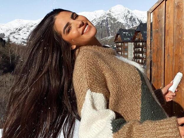 Marta Soriano demuestra que los vaqueros slouchy también valen para un look de Navidad