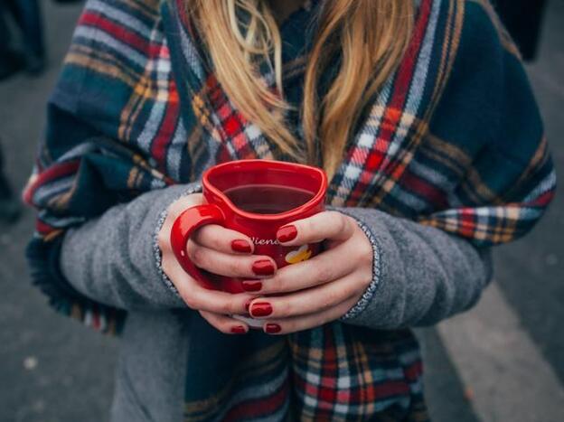 Cómo hacer el tradicional vino caliente especiado de Navidad