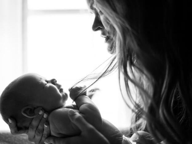 Pérdida de cabello posparto: por qué se te cae el pelo después de dar a luz y cómo controlarlo