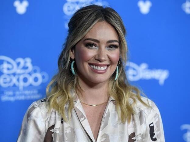 El secreto de las cejas perfectas de Hilary Duff está en el gel con color más vendido de Amazon