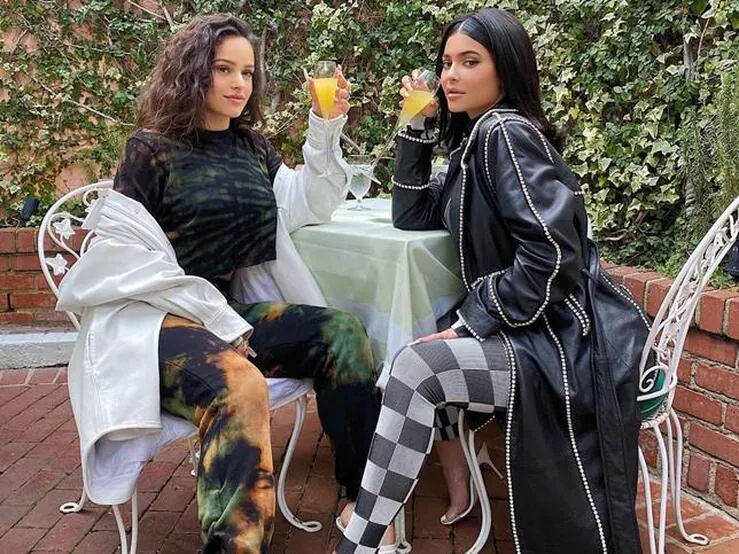 Kylie Jenner y Rosalía no solo comparten mimosas, sino también armario