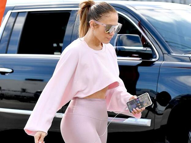 Nos hemos enamorado de este look deportivo rosa de Jennifer Lopez