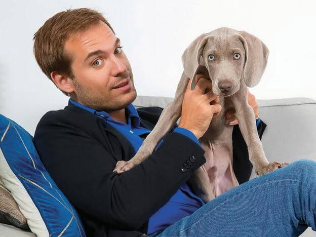 Saúl Ortiz junto a su perro.