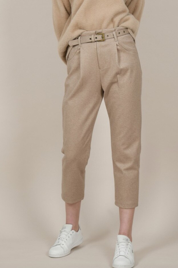 Los pantalones capri en tono arena que lleva Mery Turiel.