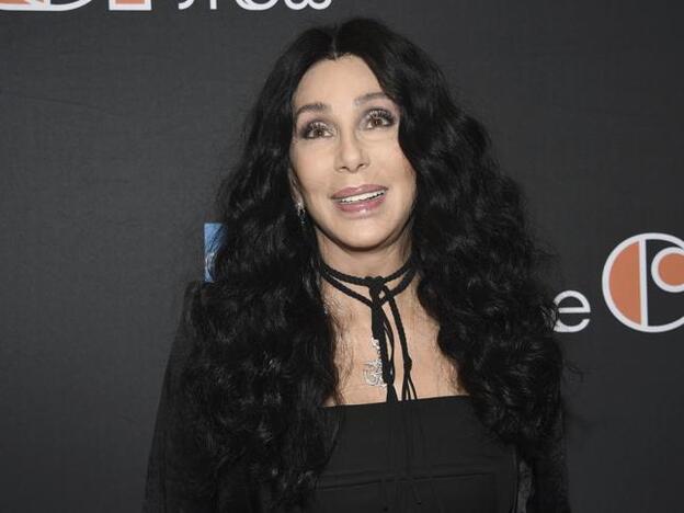 La (facilísima) rutina deportiva de Cher que puedes copiar para ponerte en forma antes de que termine la desescalada