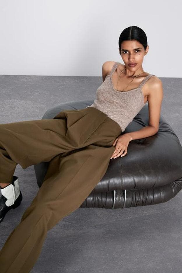 Pincha en la foto para ver 10 conjuntos de punto de Zara y H&M, la tendencia más cómoda que sienta bien a todas las figuras./ZARA