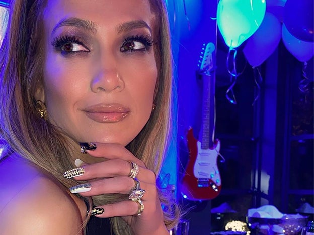 Esta es la manicura inspirada en Versace con la que Jennifer Lopez ha comenzado 2020