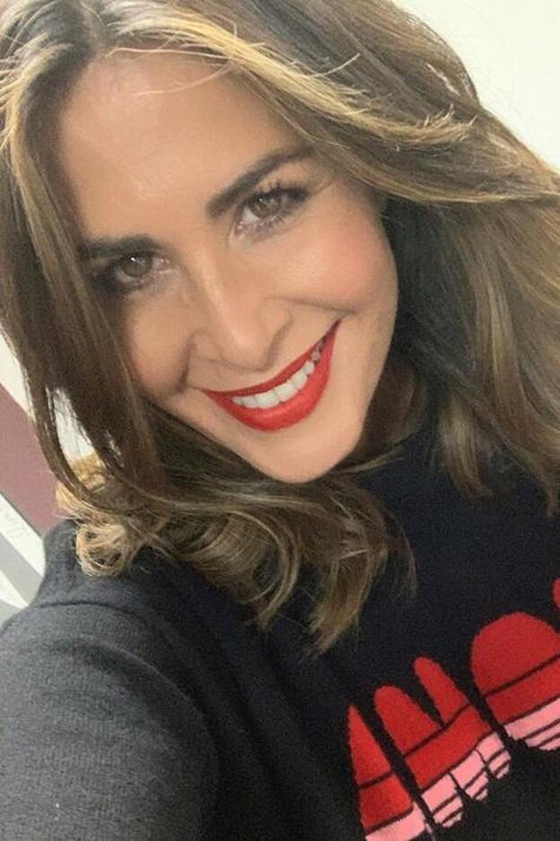 Nuria Roca y Laura Escanes se apuntan a la tendencia del plumas con efecto metalizado