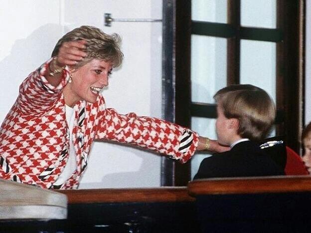 Lady Di con el pequeño William y su chaqueta de Moschino