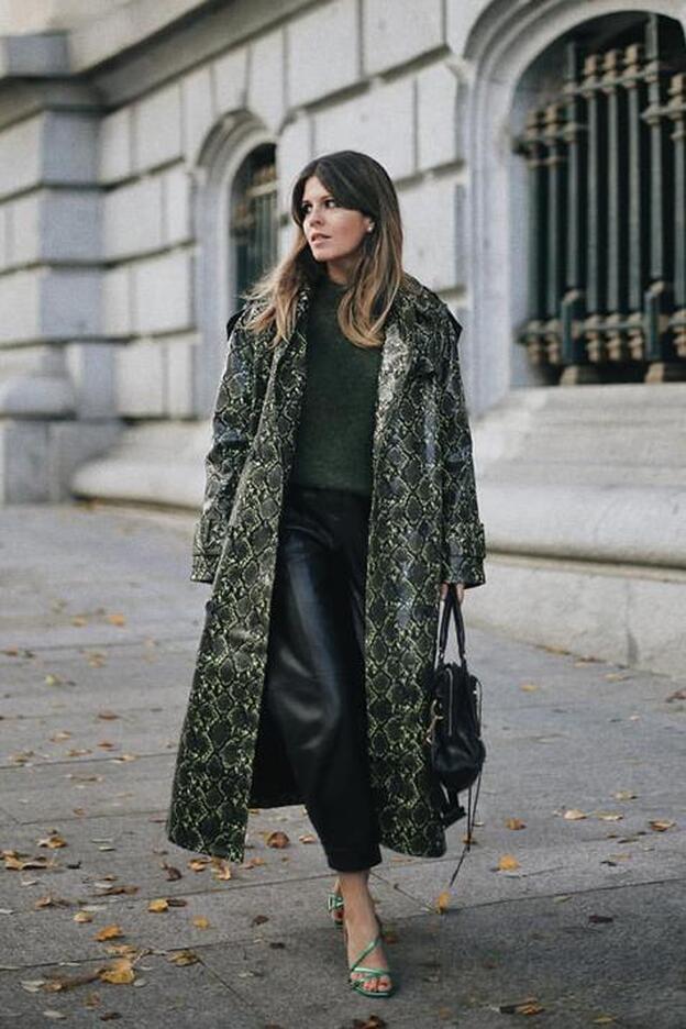 Ester Bellón tiene una gabardina con la tendencia más atrevida de la temporada y ahora está rebajada