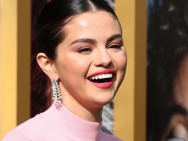Encontramos en rebajas el traje sin solapas de invitada perfecta de Selena Gomez