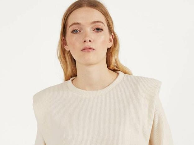 Sudaderas y jerséis con hombreras, el truco que estiliza de la nueva colección de Bershka
