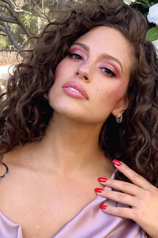 Maquillajes de las famosas con sombras rosa perfectos para San Valentín