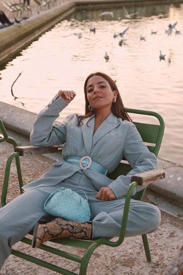 Este traje azul cielo que lleva Paula Ordovás ya está en nuestra lista de deseos