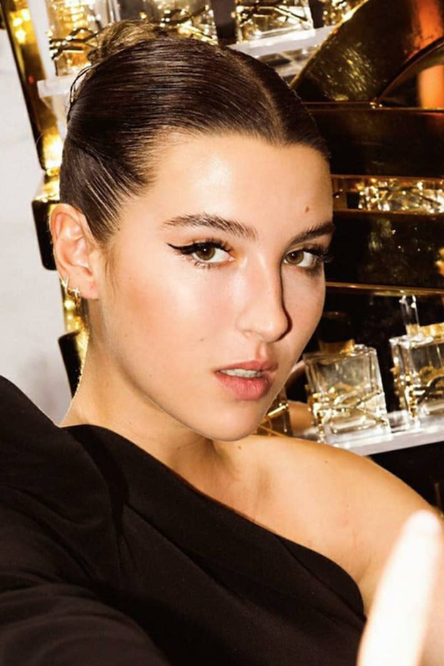 Vamos a copiar ya los micro tatuajes y la manicura negra de Alba Díaz