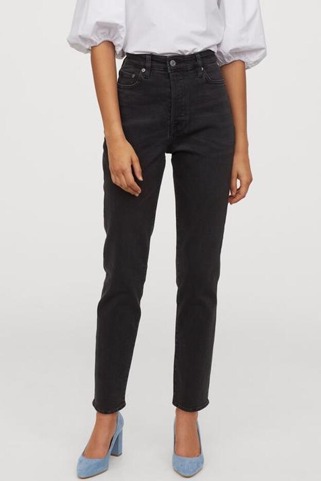 Vaqueros de corte recto y largo tobillero, de H&M (24,99 euros).