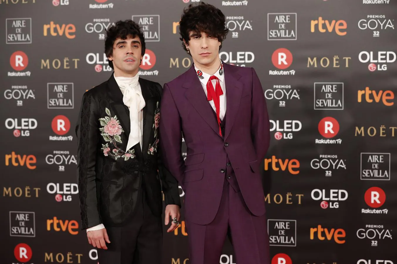 Parejas en la alfombra roja de los Goya 2018: Javier Ambrossi y Javier Calvo
