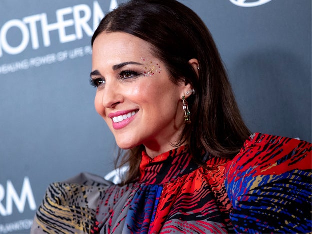 Este maquillaje con strass es el truco perfecto para disimular el acné