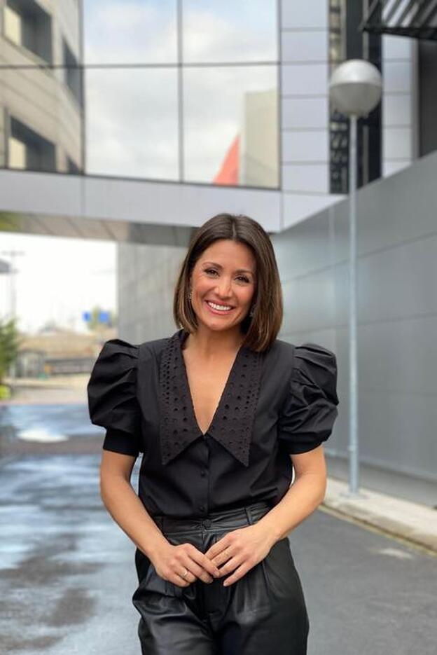 Nagore Robles tiene la camisa perfecta para tus pantalones efecto piel