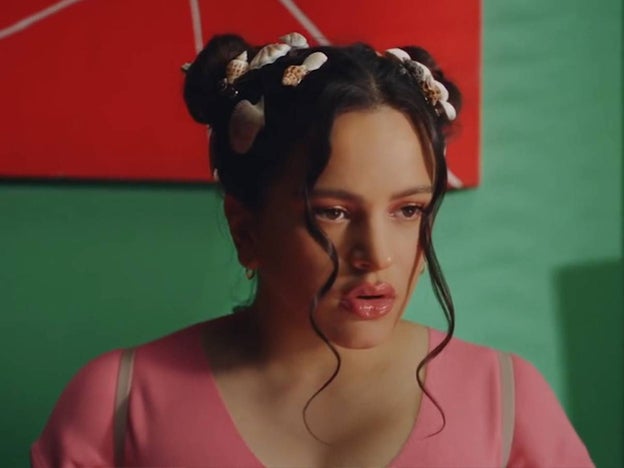 Rosalía lleva en su último videoclip el peinado de moda: el pelo recogido con dos mechones delanteros sueltos