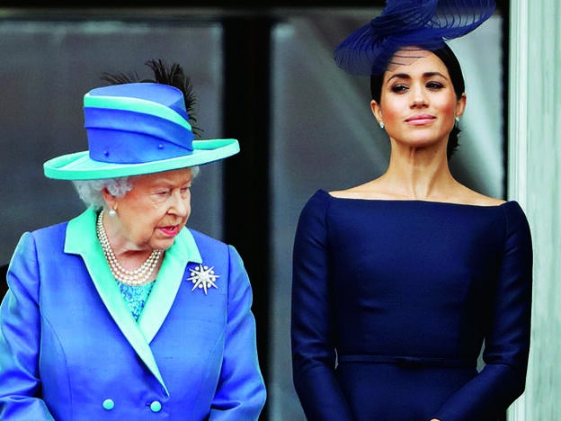 En el balcón de Buckingham la reina Isabel II (93 años) junto a Meghan Markle. Por el momento, la monarca ha apaciguado las aguas mediáticas con un comunicado donde dice que “apoya por completo el deseo de Harry y Meghan de crear una nueva vida como una familia joven” y se inicia un “período de transición”./getty